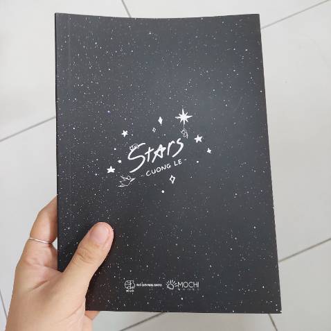 Giao hàng nhanh, mình ở TPHCM đặt ở HN mà 3 ngày là nhận được rồi. Tình cờ thấy quảng cáo cuốn này trên Insta, đọc thử thấy văn phong tác giả rất "nghệ", tuy người Việt nhưng viết tiếng Anh mà không bị "khô". Cuốn sách dành cho những tâm hồn mơ mộng :D