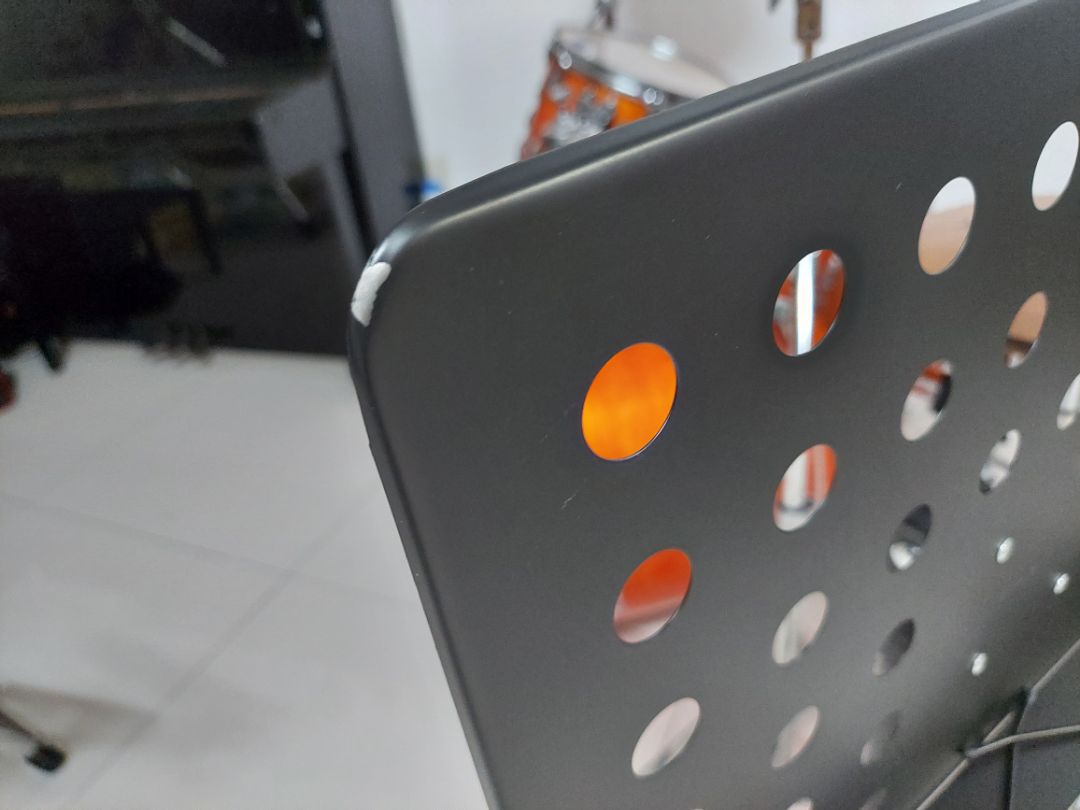 Thấy đóng gói cũng tạm đc mà sao bị trầy 1 góc, ko biết bị trước khi đóng gói  ko nữa.