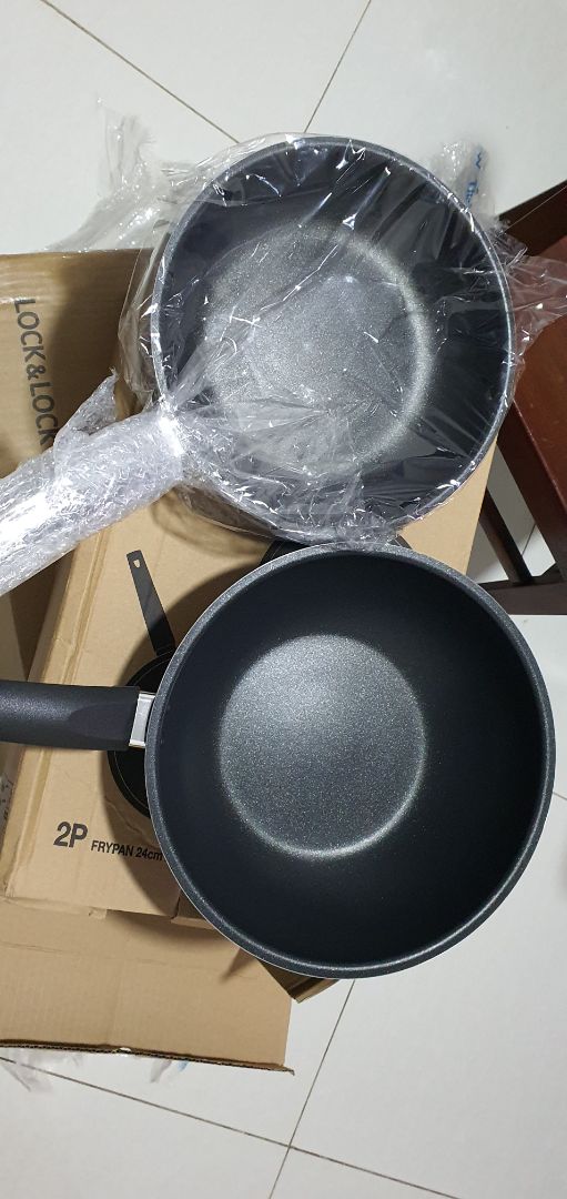 Điểm cộng cho cách đóng gói ( 2 lớp thùng)
Phần lồng nướng rang đậu phộng cực kỳ ổn. 700g 25 phút với nhiệt đôt 200° cho lần đầu khởi động lò. Lần thứ 2 giảm nhiệt độ còn 180° và rang trong 20 phút.
Vỉ trong lò có vẻ hơi rộng nên khi đóng cửa cảm giác bị vướng phần viền vỉ ngay cửa lò.
Chảo tặng kèo chắc, không bị lỗi, không biến dạng. Tuy nhiên đóng gói sơ sài dễ gây móp nếu vận chuyển không cẩn thận.