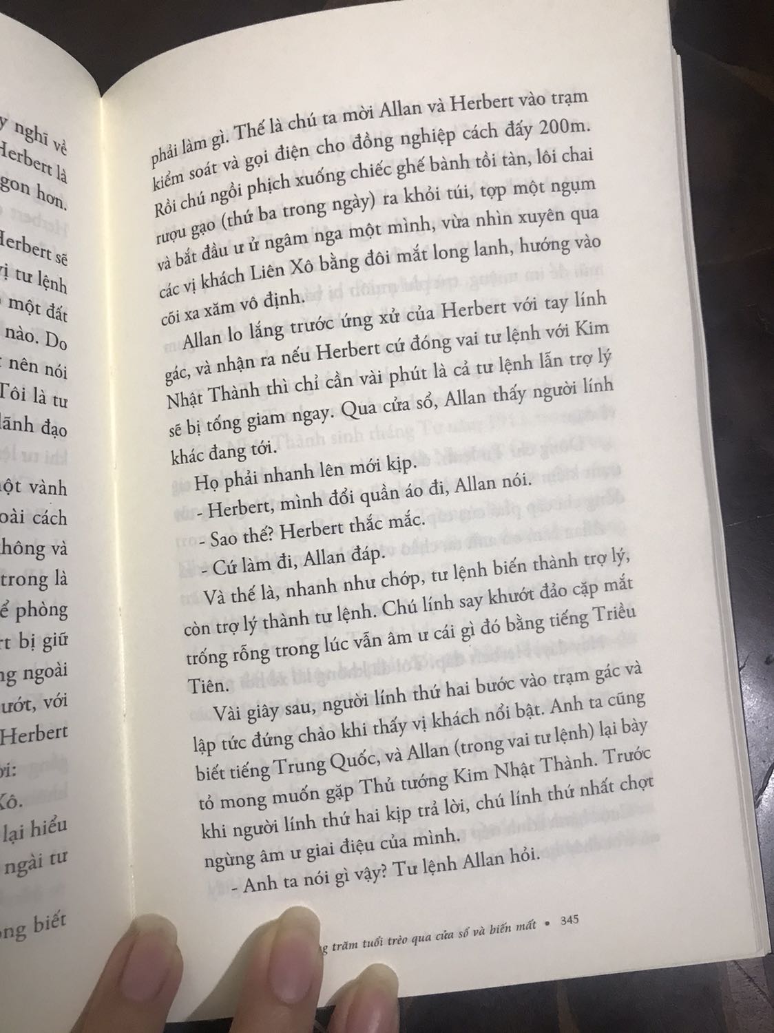 Sách về tới tay được bọc cẩn thận sạch sẽ. Dịch nên chờ hơi lâu xíu. Sách có kèm bookmark
Nội dung và thông tin rất nhiều và dồn dập, mỗi ngày mình chỉ đọc 1 chương thôi chứ không thì không nhớ nổi mình đã đọc những cái gì =))))
Chuyến phiêu lưu của nhân vật diễn ra một cách ngẫu nhiên với nhiều sự kiện và các nhân vật lịch sử, giọng văn thản nhiên và vô tư đến bất ngờ. Các đoạn đối thoại và độc thoại khá hề hước. Tuy nhiên thì đọc được nửa cuốn mình hơi nản chút (sau vẫn cố gắng đọc hết). Nói chung cũng không tệ, với mình là 7,5/10