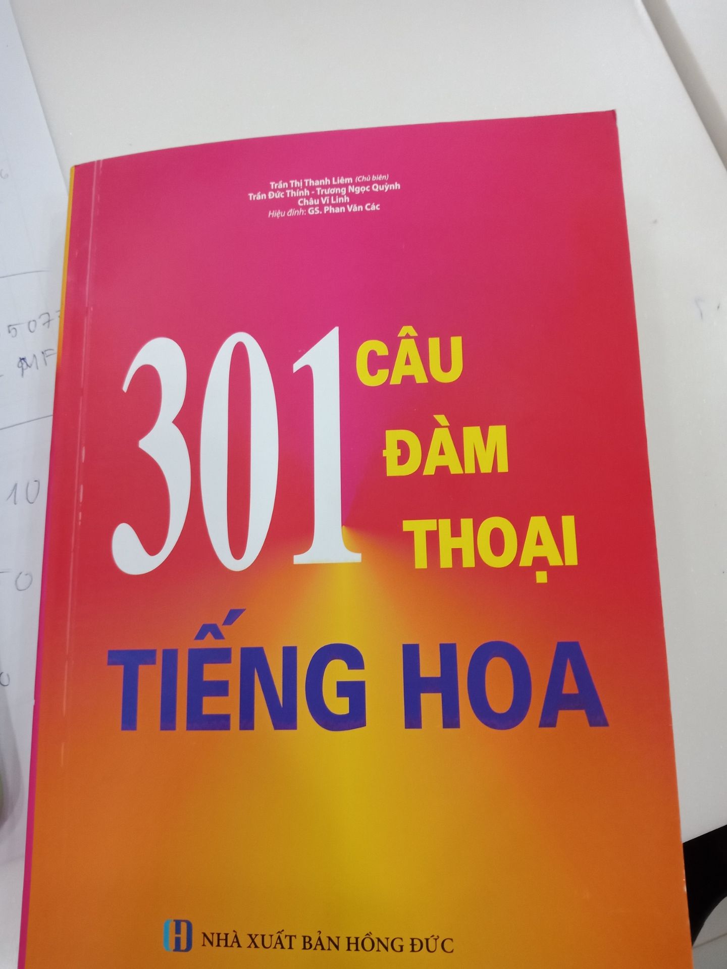 giao hàng khá nhanh,  nhưng chất lượng sách nhìn kém quá,  giấy mỏng nhìn thấy phần chữ mặt sau hằng qua nên khó xem, in dởm thật sự,  bạn mình mua nhà sách nhìn thấy ham,  ở đây k có nhà sách mua ol nhận r thấy buồn gê