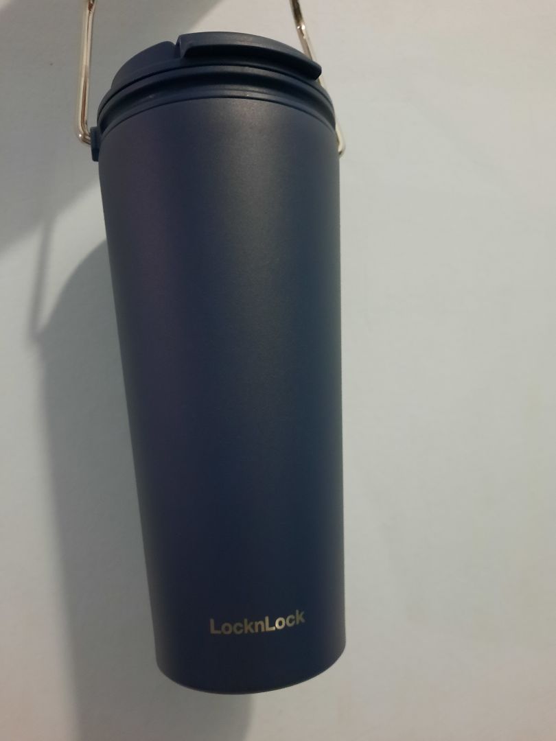 Sản phẩm đẹp, tổng thể thiết kế rất ưng.
Mình mua màu sơn xanh navy nhám, trọng lượng cầm khá chắc tay. Tay cầm dày và chắc chắn, có lớp chống va chạm vào thân ly tránh trầy xước. Đế chống ồn và chống trượt để khá chắc chắn.
Hộp sản phẩm có tờ HDSD (tiếng Hàn, Anh, Trung), đáy hộp có HDSD tiếng Việt và thông tin xuất xứ, nhập khẩu khá rõ ràng.
Là một sản phẩm rất đáng mua trong các đợt giảm giá của Tiki trading.