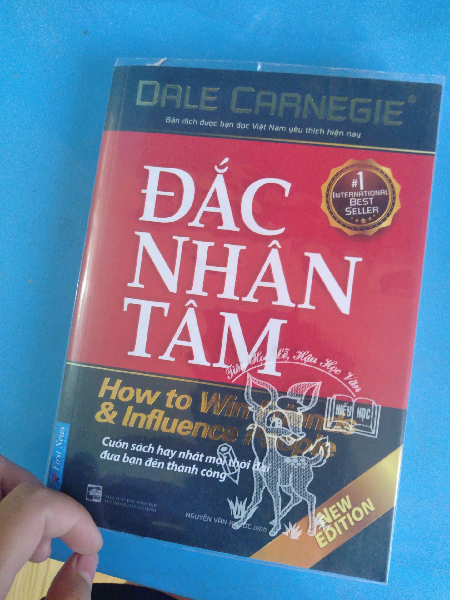 Sách còn seal nhưng khi gỡ ra lại bị rắch chút xíu ở gáy. Nói chung cũng ổn với lại giá cũng được giảm nữa. Nội dung sách thì không có gì đặc biệt cho lắm vì mình không phải là người hay đọc truyện trinh thám. Cũng nên thử đọc cho biết mà tiki giao sách nhanh lắm