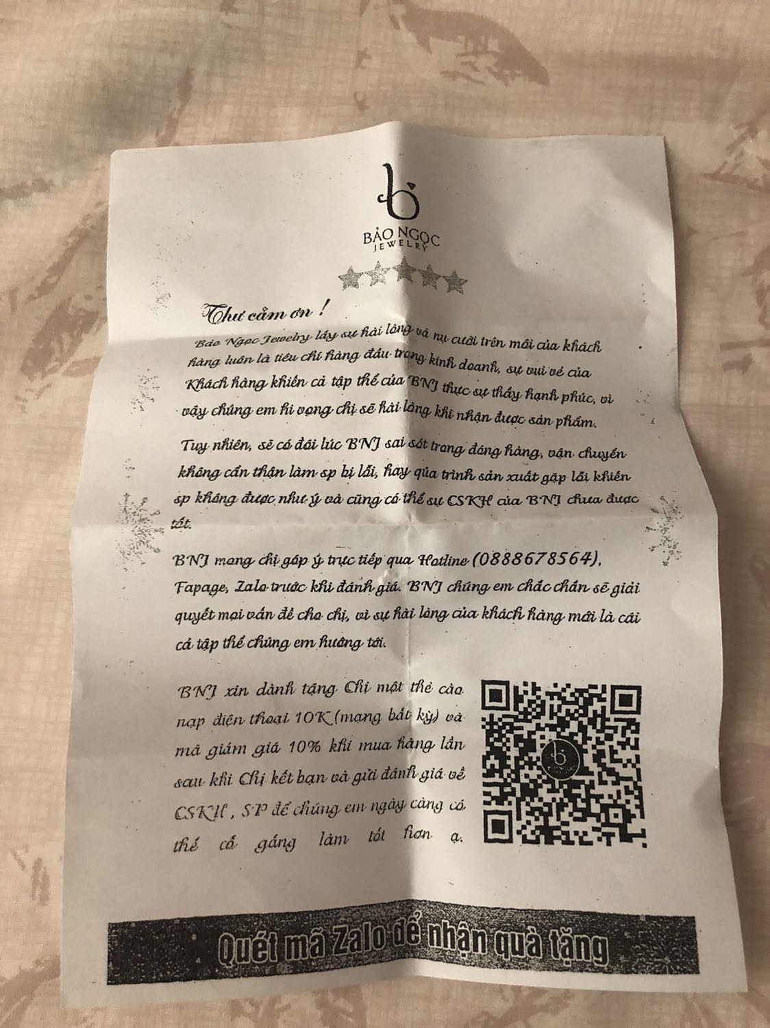 Bông tai đẹp lắm ạ! BN còn gửi cả quà là dây đeo đỏ may mắn nhân dịp năm mới. Cảm ơn shop.