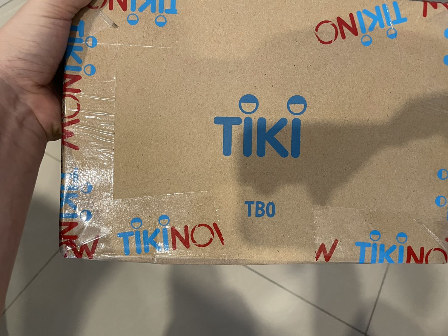 Sản phẩm tốt, mềm mịn môi, có tặng kèm chai tẩy trang, giao siêu tốc, thái độ nhân viên thân thiện, lễ phép. Tiki luon giữ uy tín và đặt khách hàng lên hàng đầu