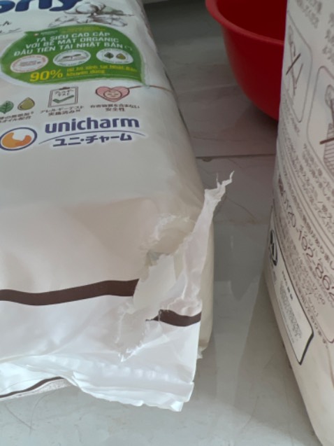 Mình mua 3 bịch thì có 1 bịch bị rách đáy bao tã -_-
