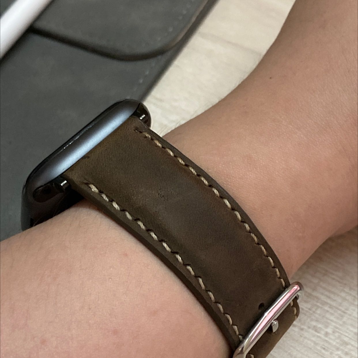 Kiện hàng nhận được chỉn chu, giao hàng nhanh không mất quá nhiều thời gian. Mình dùng một thời gian cảm thấy khá hài lòng về cảm giác đeo, cũng không gây ngứa hay kích ứng gì cả.