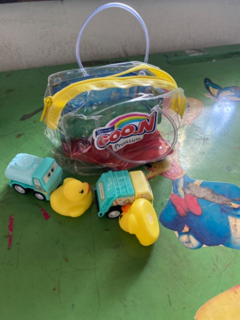 Đơn hàng mình đặt 4 gói bỉm và tặng một đèn chiếu để vẽ cho bé, giao hàng ngày 9/9 và mình rất thất vọng khi shop lại gởi 1 quà tặng khác rat là nhỏ, ko xứng đáng với giá trị đơn hàng cũng như cam kết ban đầu. Định ko nhận nhưng cũng phiền vì hàng khá là nặng.