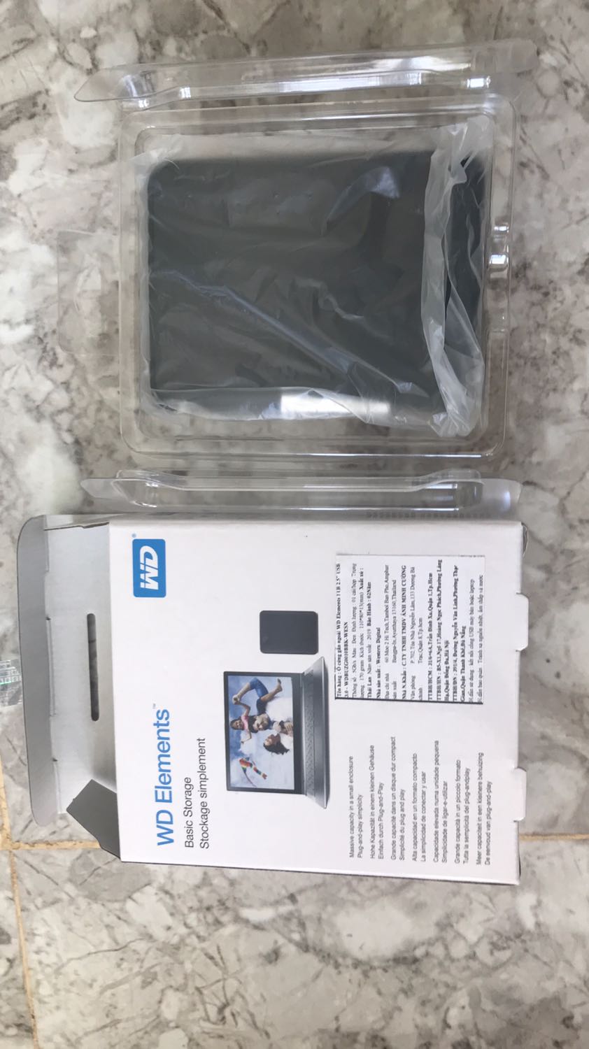 Hàng đóng gói cẩn thận, đầy đủ tem và mẫu mã không khác là mấy so với hình ảnh
Cầm cảm giác rất nhẹ và chắc chắn cũng tham khảo nhiều sản phẩm nhưng ưng em này vì độ bền và chất lượng tốt nên đã mua 
Sẽ đánh giá chi tiết việc sử dụng sản phẩm sau khi dùng