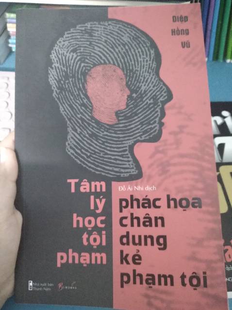 Nên đọc nhé mọi người. Nó cũng không quá ghê rợn đâu, không miêu tả quá chi tiết về thi thể nạn nhân như phim kinh dị đâu, chỉ nói qua hiện trường, thi thể nạn nhân rồi bước vào điều tra và lột tả kỹ về việc phác họa chân dung tội phạm. Nói chung là vẫn trôi chứ không gây ám ảnh quá đâu.
