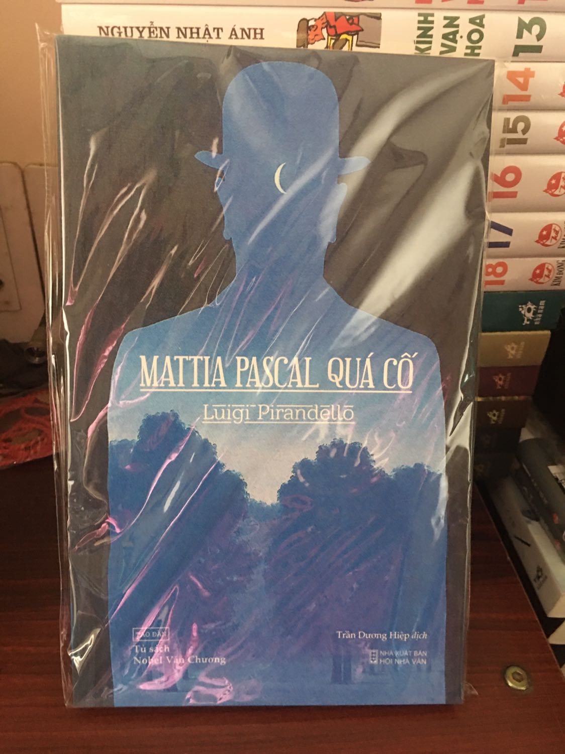 Sách được bọc cẩn thận, khổ sách to hơn những quyển trước của Tao đàn nhưng trông đẹp lắm.