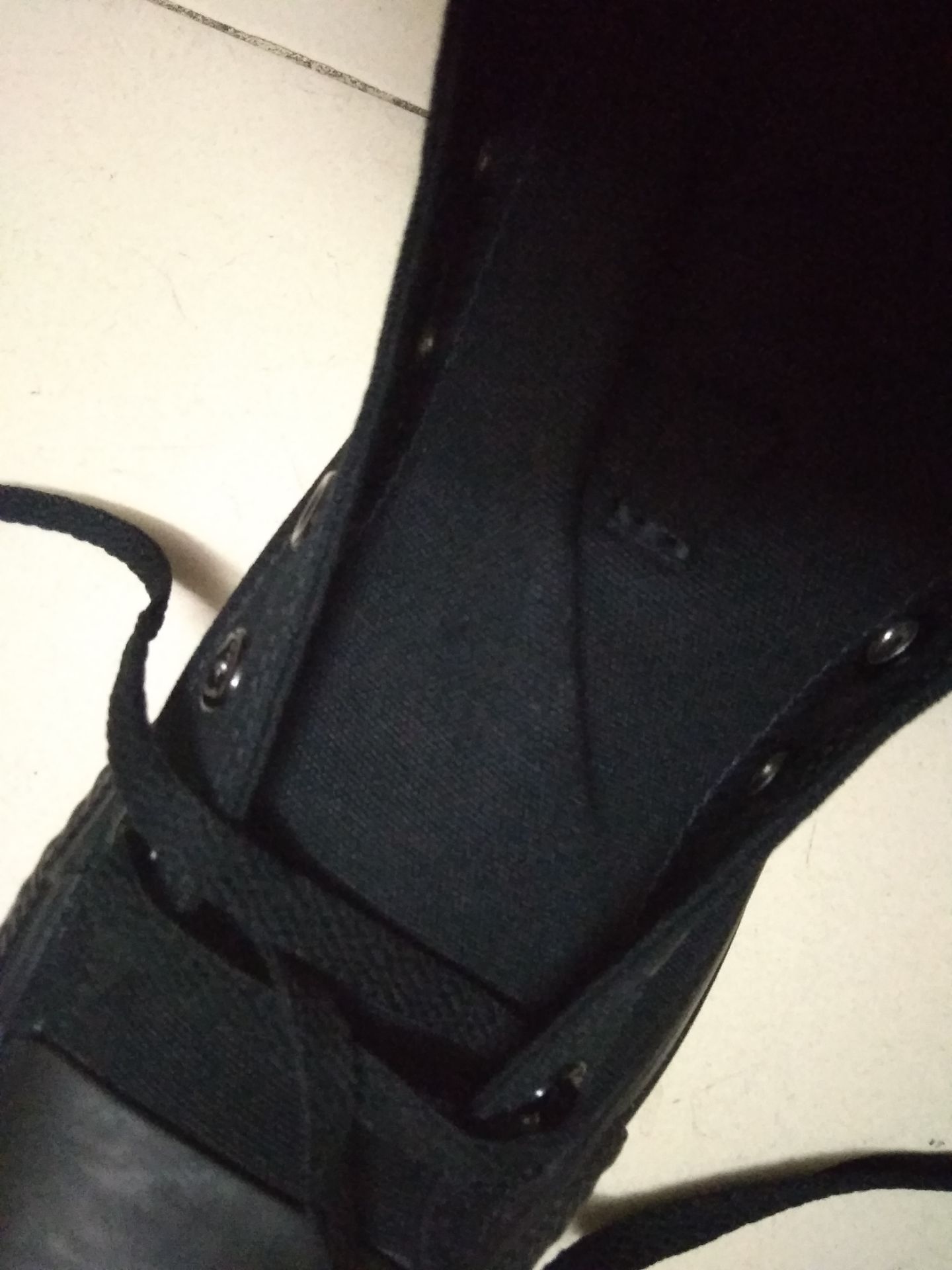 Giày real của converse đẹp
 Nhưng đôi của mình có một nếp nhăn giống như giày bị nhét vào hộp bị ép chặt quá nên nó bị như trên hình