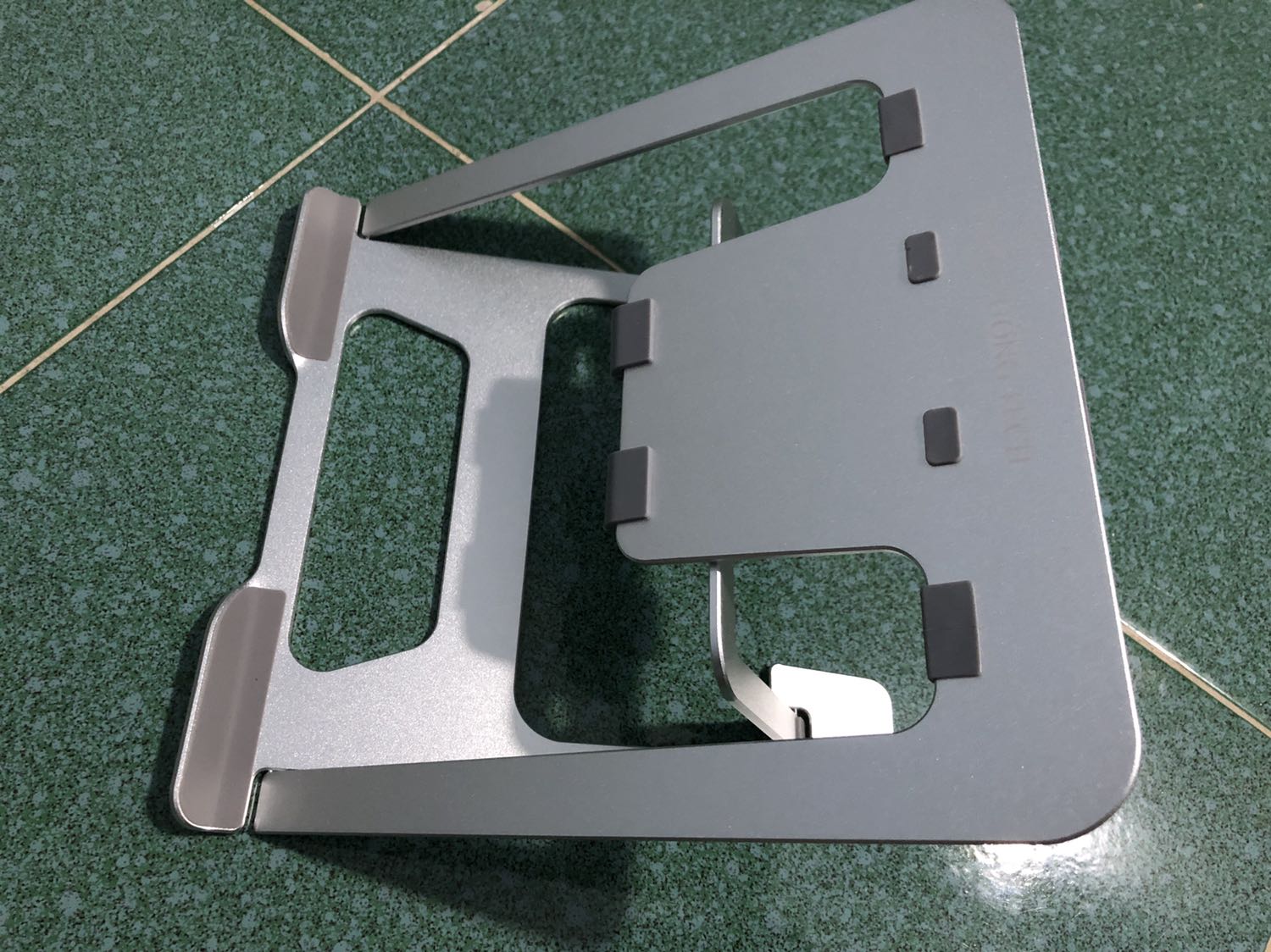 Giao hàng nhanh, sản phẩm được bọc kỹ càng.
Sản phẩm bằng kim loại, thiết kế gọn.
Có thể thay đổi độ cao theo ý muốn nên rất tiện lợi.