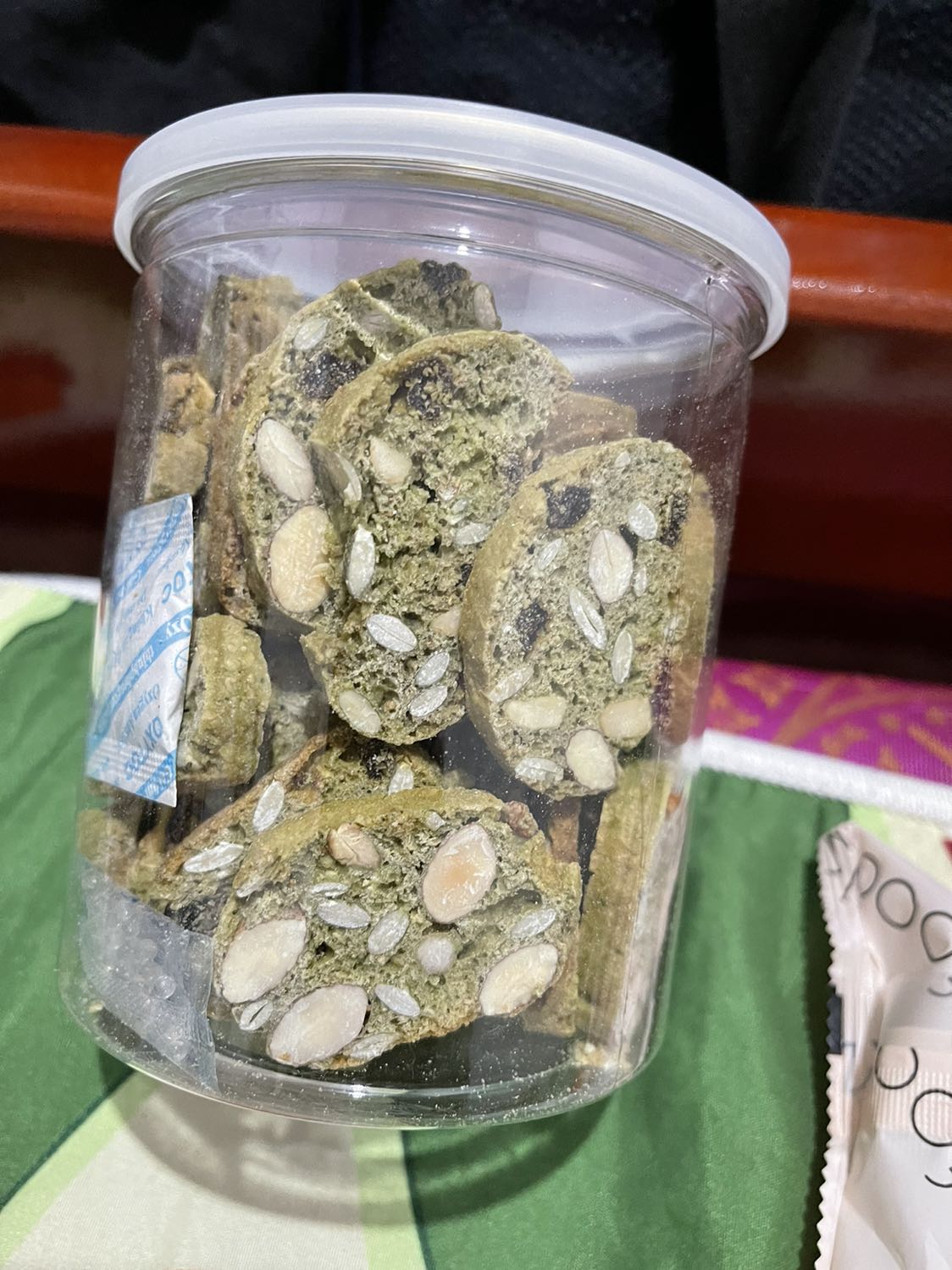 Khô bò Ếch Ca Food quá ngon, thịt khô đẫm gia vị ngũ vị hương xả ớt, chất thịt dẻo mềm chứ không khô cứng như loại khô giòn ăn rất vừa miệng, miếng boà nguyên tảng còn cọng gân luôn chứ không vụn vằn. Ăn miếng nào đáng miếng đó, quá ngon.