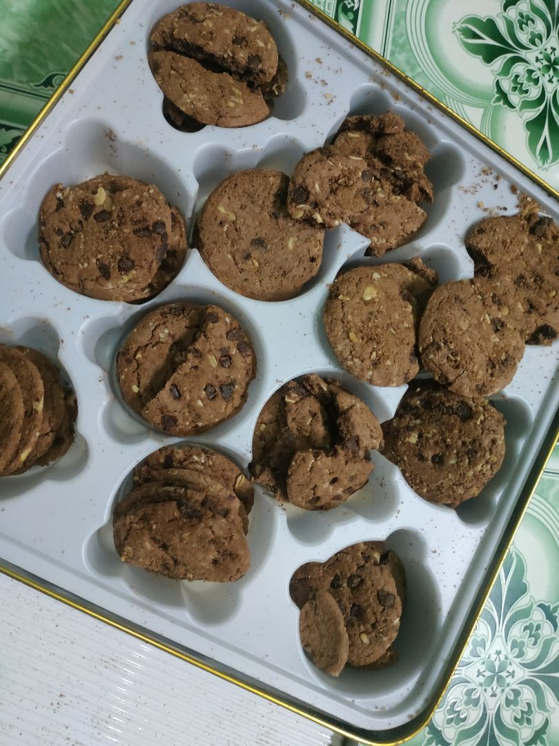 Mình đặt mua 3 hộp, 1 hộp để nhà ăn, 2 hộp mang biếu, mở 1 hộp ra thì nát bấy thế này thì không dám đem 2 hộp còn lại đi biếu luôn. Vận chuyển đi xa mà đóng gói sơ xài, không hiểu lý do gì mà nó nát bấy thế này. Bánh ngon, hạn dùng khá lâu, đóng gói kém, giao hàng nhanh. Đơn vị vận chuyển BEST Express.