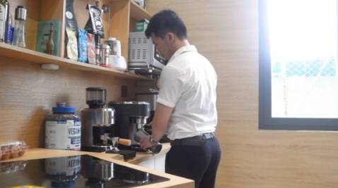 Tôi dùng máy được một thời gian khá lâu và vẫn hài lòng với những gì máy có thể phục vụ (chi tiết hơn tại: https://youtu.be/0yBj9Yow8EE )
Sơ bộ thì máy có thiết kế sang trọng, hiện đại, nhỏ gọn, thông số chuẩn để pha espresso và tích hợp vòi tạo bọt sữa pha latte art, gia nhiệt Thermoblock, áp suất 15 bar, phin lọc điều áp, bình nước 1,1L , có khay làm ấm tách.
So với nồi hơi, máy dùng Thermoblock nhỏ gọn, gia nhiệt nhanh (30s khởi động), nhiệt độ ổn định, 1300W nhưng tiêu thụ điện hơn mức A chuẩn châu Âu do nước trong ống chạy tới đâu nóng lên tới đó, không phải đun sôi hết lượng nước trong bình. Tuy nhiên chỉ phù hợp cho sử dụng gia đình, năng suất tối đa 9 lần pha double shot liên tiếp.
Khởi động máy pha 30s, xay hạt 7s, thời gian chiết xuất 20-30s, cộng thêm các thao tác nén, lắp bộ lọc hay thích thêm sữa thì tôi chỉ mất khoảng 02 phút là có một bình cà phê mang đi trước khi bắt đầu ngày mới.