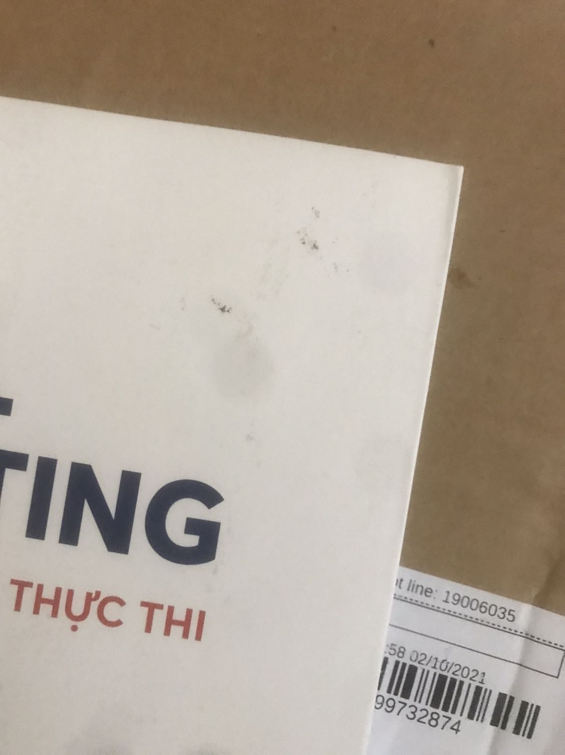 Mình đặt cuốn này vì thấy review nội dung tốt. Nhận sách đọc sơ 1 lượt thì thấy rất đáng mua nha, rất nhiều kiến thức hay về marketing cũng như ví dụ cụ thể cho người đọc dễ hiểu. Ngoài ra mình đánh giá 5 sao cho team thiết kế và minh hoạ cuốn sách này vì dù lý thuyết và thông tin nhiều nhưng đọc không bị chán, trình bày cụ thể rõ ràng và bắt mắt, quá ưng luôn. 
Trước giờ mình ít đặt sách online do thích đi mày mò trong nhà sách hơn nhưng do dịch nên đặt thử trên tiki. Tiki giao hàng cũng tương đối nhanh (mình đặt 2 đơn ngày 1/10, giao từ ĐNang về HCM nhận ngày 5/10, còn 1 đơn chưa nhận đc). Mọi thứ quá ổn áp nhưng xin phép chỉ cho 4 sao do sách nhìn hơi cũ, bìa sách dính vết dơ chùi mãi không hết, sách bị cong và đáy sách hơi nhăn. Mình quý sách nên nhìn vậy xót thôi ạ. 
Cảm ơn Tiki nhé :)