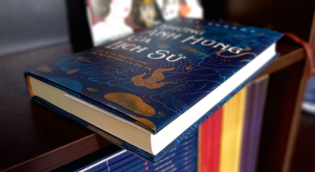 Những anh hùng của lịch sử là một tác phẩm cho thấy rất rõ quan điểm của Durant về việc sử gia phải đồng thời là một triết gia. Ông nỗ lực nghiên cứu, nghiền ngẫm để truy tìm những viễn tượng triết học chứa đựng trong các sự kiện lịch sử, từ các vấn đề tôn giáo, chính trị tới xã hội, chẳng hạn như đấu tranh giai cấp và thậm chí cả cuộc tranh cãi có tính thời sự hơn, về tính khả dĩ của việc để người *** làm việc trong quân đội. Ông không hướng tới tạo dựng một thứ gọi là “lịch sử toàn bộ ”, không biến cuốn sách thành bộ sưu tập ngày tháng hay bản tóm lược những điểm quan trọng nhất trong loạt sách kiệt tác trước đó (Câu chuyện của các nền văn minh). Ông kích thích độc giả hứng thú theo đuổi những “hình tượng anh hùng” mà họ cảm thấy thuyết phục nhất. Bởi vậy, trong cuốn sách này, bạn đọc sẽ gặp rất nhiều kiểu hình tượng anh hùng, anh hùng trên chiến trường, anh hùng chính trị, anh hùng văn hóa - nghệ thuật, anh hùng triết học và tôn giáo v.v. Qua ngôn từ đầy sức cuốn hút của ông, chúng ta có thể thấy những tầm vóc của triết học, những bài học về di sản được truyền lại vì sự khai trí và lợi ích của các thế hệ tương lai, cũng như có thể hé nhìn vào “một thành phố trên thiên giới ”, “đất nước của tâm trí” với một tầm nhìn vĩ đại, cao quý, bao dung, trí huệ, đầy tình yêu.
Dịch vụ của Tiki rất tốt, giao hàng nhanh và tiện lợi cho KH. Like & Thanks!