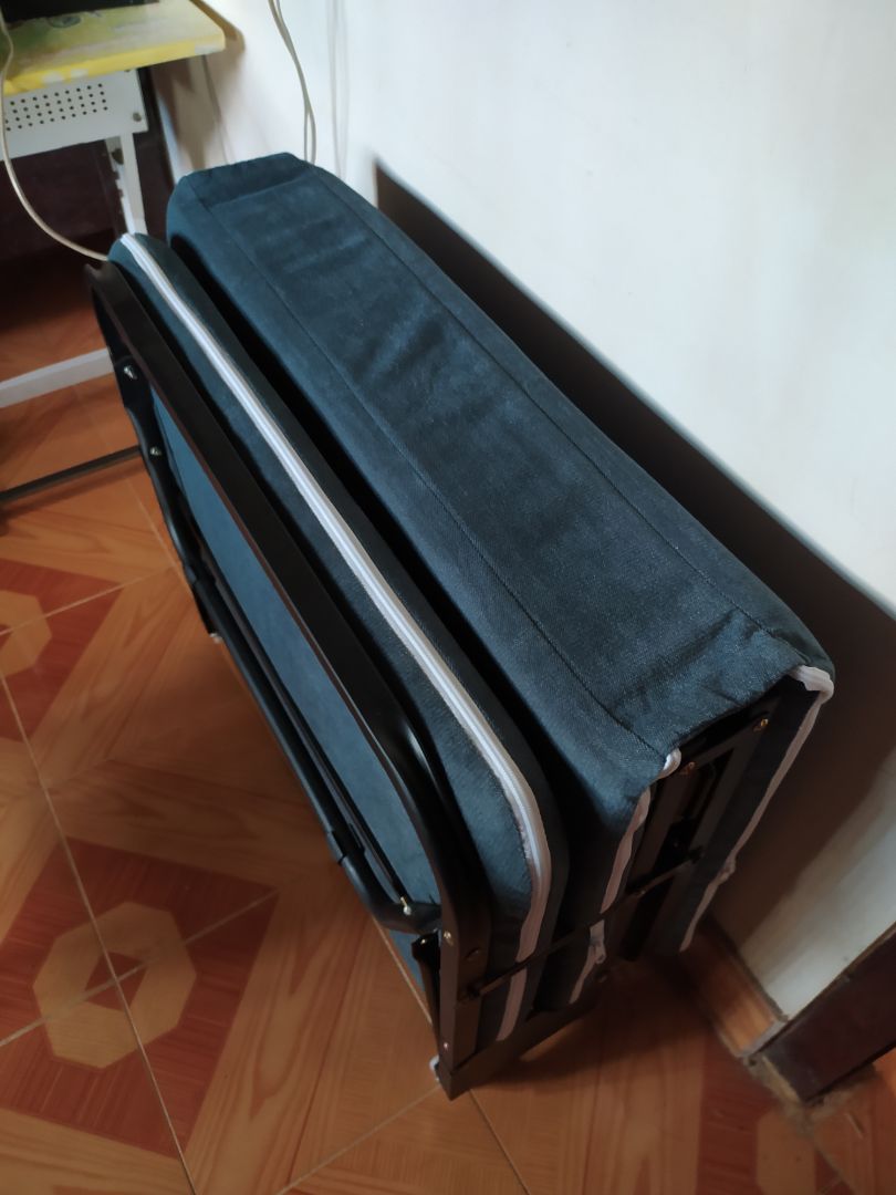 Tiện dụng, gấp mở nhẹ nhàng nhanh chóng trong vài giây. Họ hàng bạn bè đến chơi dùng cho khách ngủ trưa tốt. Có thể nâng gối đầu nên không mất công lấy gối. Giường nằm êm, phù hợp cho cả người thích và không thích nằm nệm.