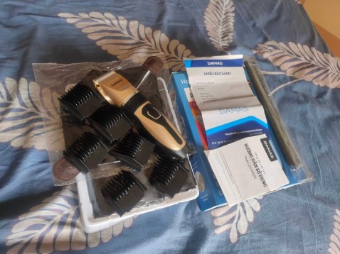 Ấn tượng là rất nhiều phụ kiện kèm theo, máy bóng loáng. Hàng chính hãng Damas, có phiếu bảo hành 12 tháng rất uy tín. Cầm nhẹ tay, dễ sử dụng