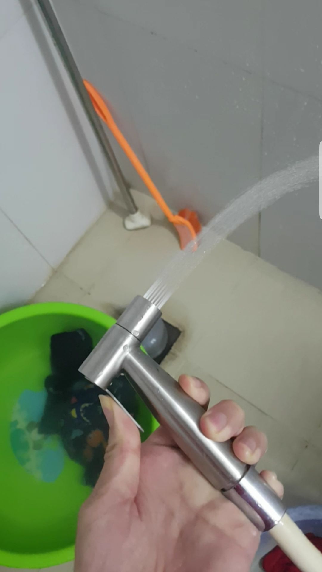 rất chất lượng. bóp nhẹ thì xịt nhẹ, mạnh thì xịt mạnh chứ không như những loại vòi xịt khác. Và tia nước mạnh nhưng không rát. phê