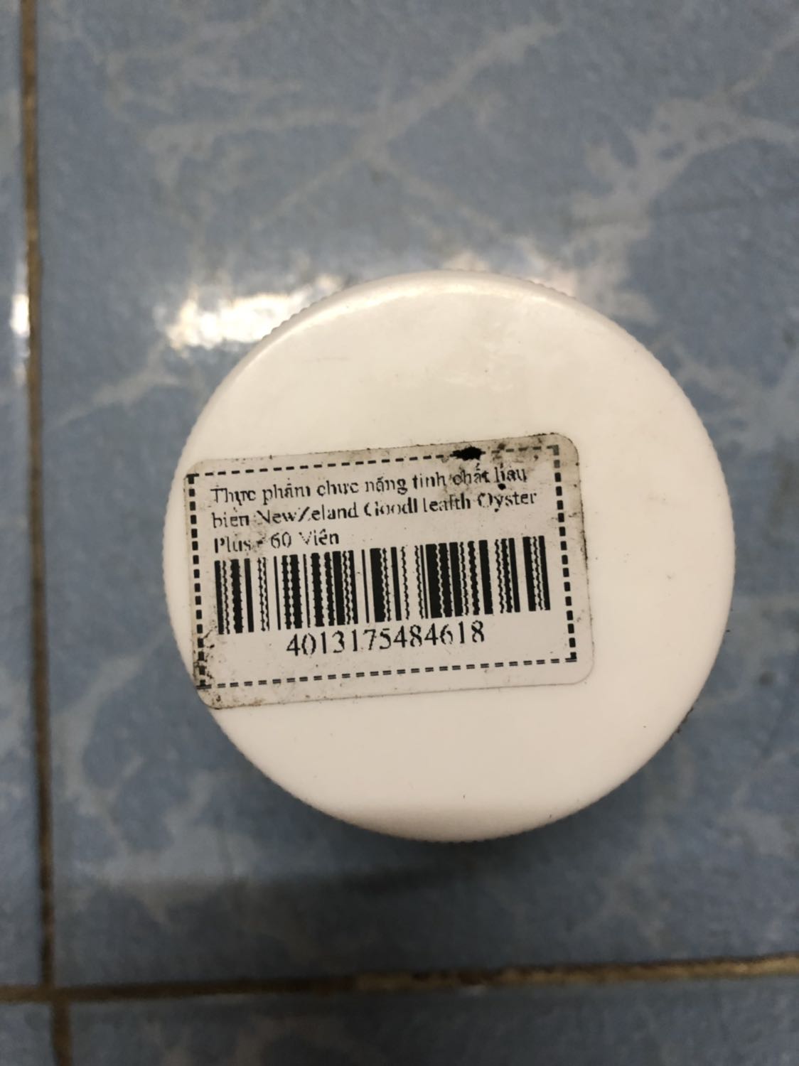 Sản phẩm không như quảng cáo, trông như hàng giả. Không rõ tiki tiếp nhận sản phẩm có kiểm tra lại  rồi mới chuyển đến khách hàng không? Liệu cam kết hàng chính hãng như triết lý của tiki có đúng không? Vì liên quan đến sức khoẻ và uống vào người nên mình rất quan ngại không biết có nên sử dụng với sản phẩm này. Hy vọng những đơn hàng có sản phẩm liên quan đến sức khoẻ tiki nên kiểm tra thật kỹ để tránh trường hợp như thế này! Tôi là khách hàng trung thành của tiki hơn 5 năm đây là lần đầu cảm thấy quá thất vọng khi nhận hàng.