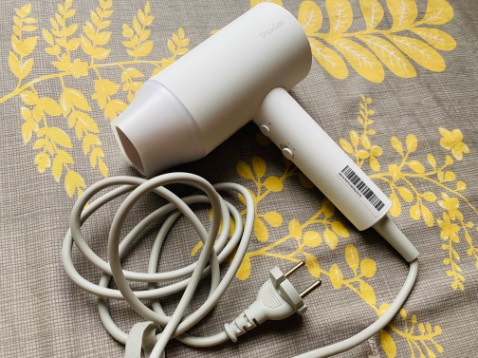 Hôm nay mới nhận được hàng, máy sấy được đóng gói rất cẩn thận, bản thân máy đã có hộp nhưng shop đóng gói thêm thùng giấy dày ở bên trong và có để thêm giấy cắt vụn.
Đối với máy theo mình là êm nhưng mạnh, có nút trên cùng nhấn giữ để hơi không bị nóng. Màu trắng ổn và sạch sẽ 🥰