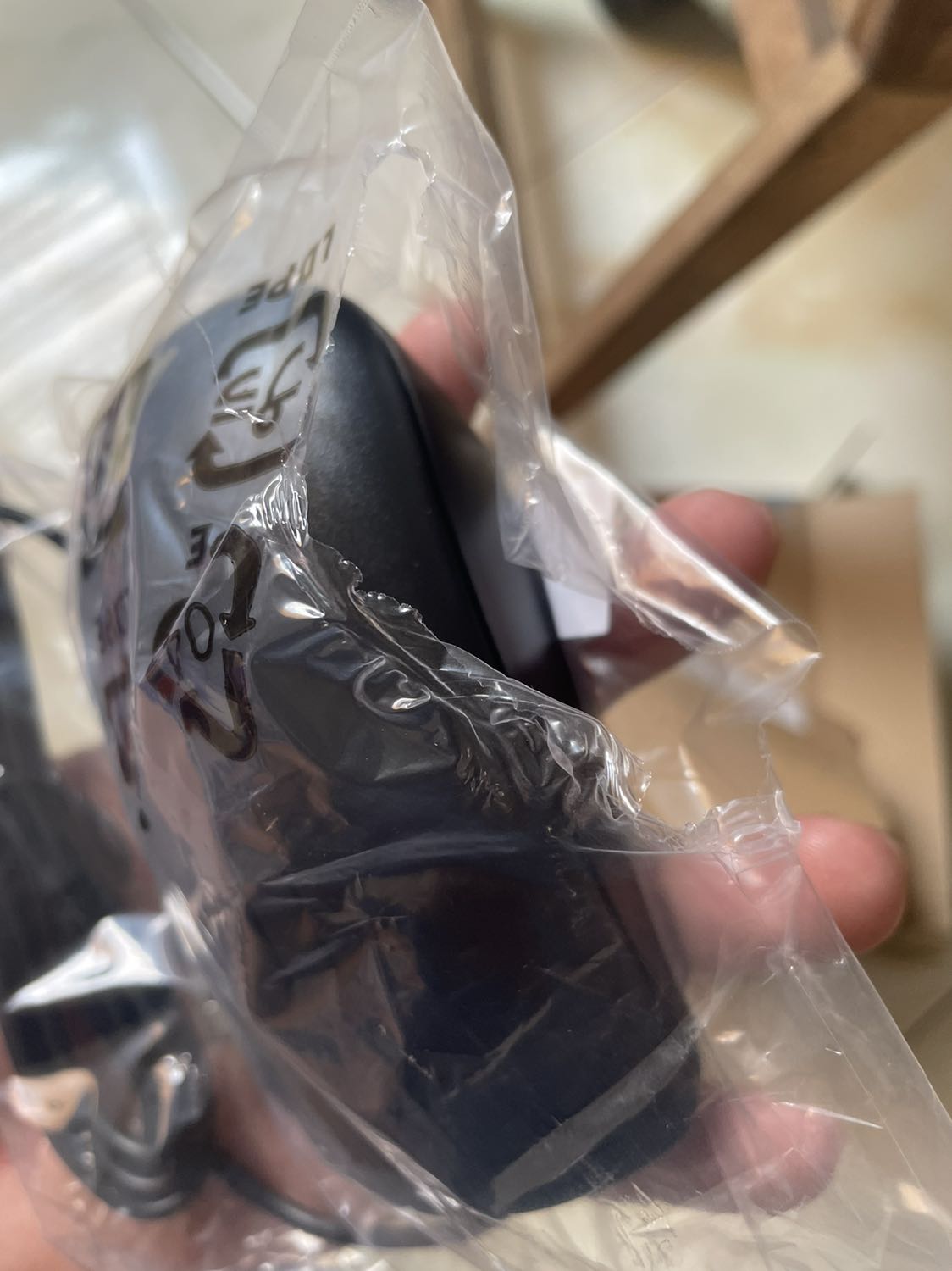 Chuột xài ok, khá nhạy, nút bấm chuột có kêu tiếng nha, ấn ko dính, con lăn lên xuống khá mượt, nói chung trong tầm giá này thì chắc nó best rồi, đã dùng đc hơn tuần r thấy ổn áp lắm.
Bữa có nghe mn nói sản phẩm bị rạch bao, nay đặt về thấy bị thiệt, nhưng mà có thể ngta lấy ra để check sp có bị lỗi hay gì ko, vì thấy còn mới tinh, ko trầy xước gì hết :)

À điểm + Tiki giao cực nhanh đúng cam kết và hỗ trợ đổi địa chỉ giao nữa, cám ơn Tiki và bạn shipper :)