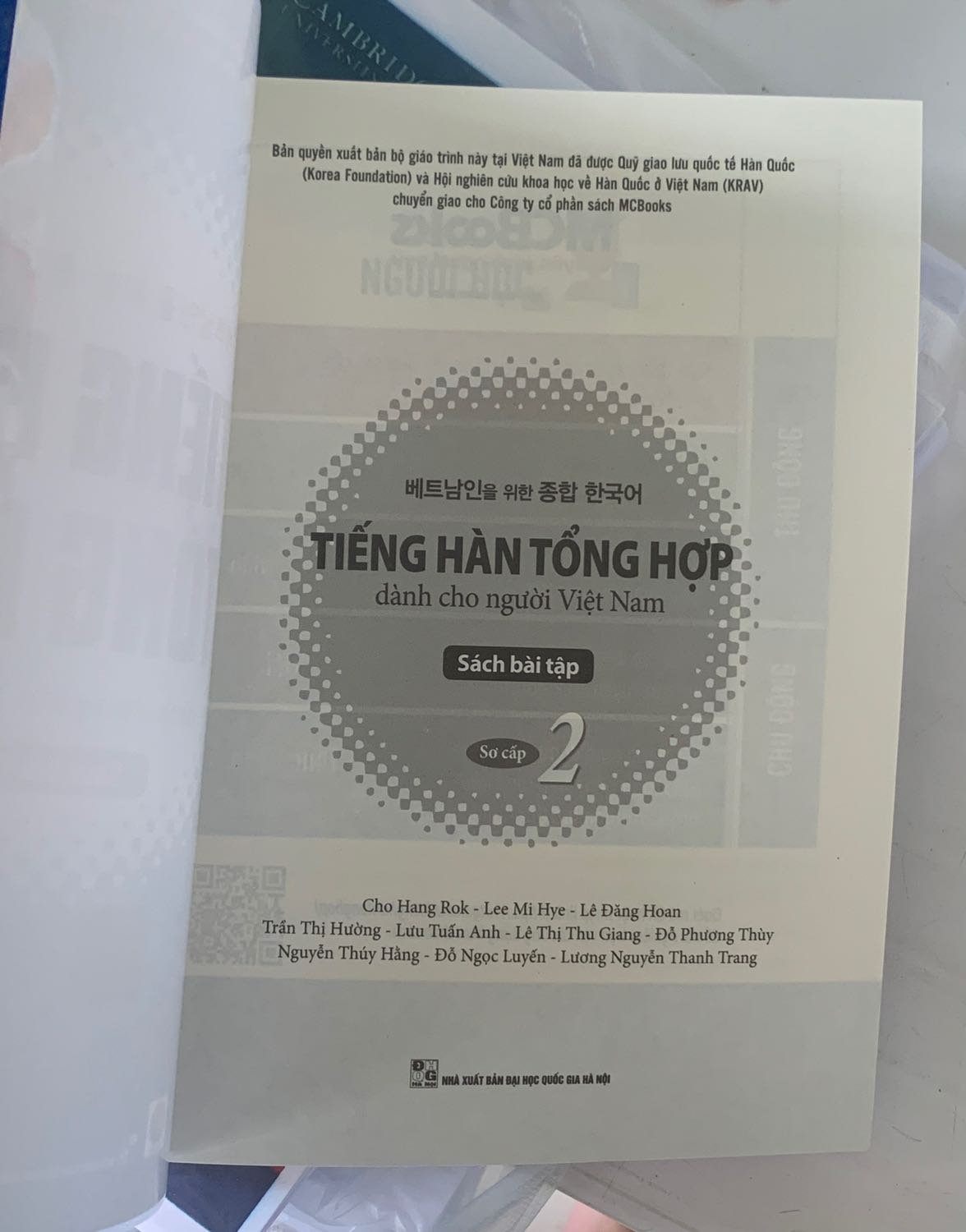 Sách được bọc Bookcare rất cẩn thận, gáy và mép còn nguyên, không bị lỗi in và nhìn rất mới nữa! Mình cứ tưởng đến tuần sau mới có sách mà ai dè Tiki giao nhanh quá trời nhanh luôn!