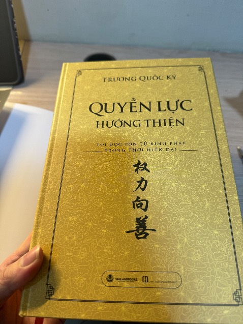 nội dung chưa đọc nhưng cực kỳ ưng ngoại hình nha, bìa cúng mịn cầm nó rất chắc tay sướng cực, bên trong thiết kế trang cũng đẹp có tranh thuỷ mặc cổ dưới mỗi trang, hình thức ơn như này giá quá đẹp