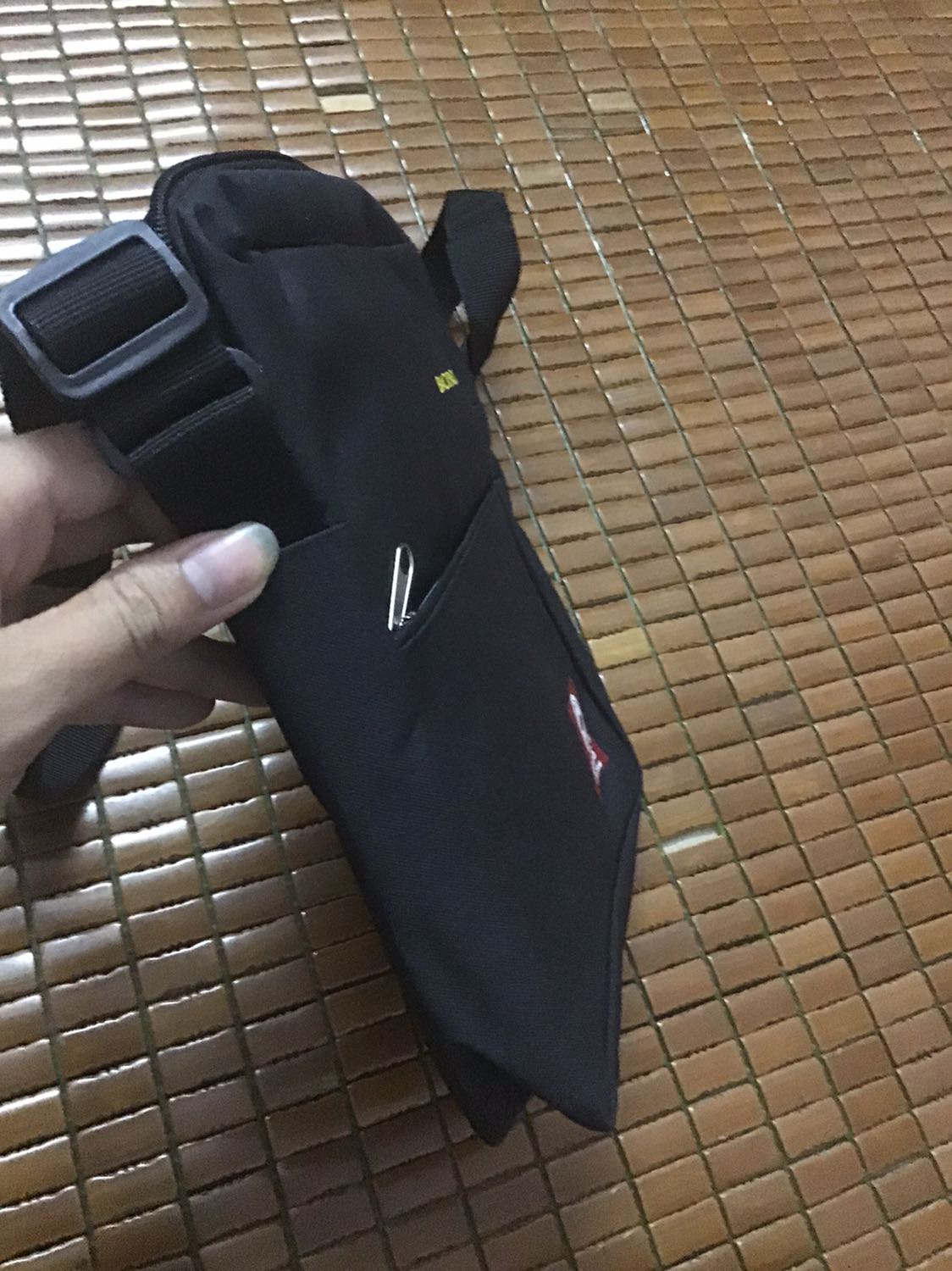 ảnh thì 1 kiểu túi 1 kiểu là thế nào.túi nàu t mua ngoài chợ 30k mà nó bán cho m cả ship 134k