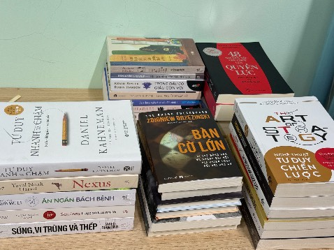 Một trong những quyển sách hay nhất mình từng đọc, cùng với đó là Thiên nga đen. Một công trình đồ sộ, đa ngành, và mang tính ứng dụng cao đằng sau vẻ bề ngoài học thuật khô khan, khó nhằng khi đọc nhưng dám chắc khi đã hoàn thành xong thì rất xứng đáng.