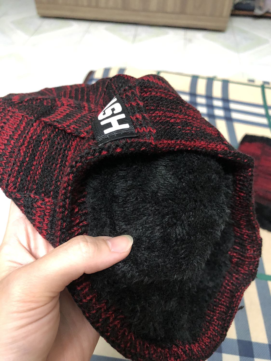 Sp rất ổn, mình hài lòng, nón và khăn đều rộng rãi để dùng cho nam, màu đẹp, phía trong có lót lông, thỉnh thoảng hơi rơi rụng đôi chút bụi vải & chỉ dư.
Các bạn có thể mạnh dạn mua