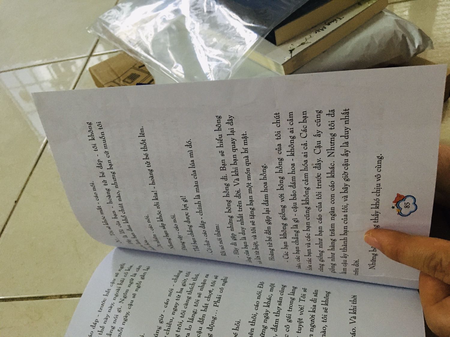 Mình đề nghị được đổi trả cuốn sách Hoàng Tử Bé này nha. Sách mặc dù được bao cẩn thận nhưng ở 2 tờ của sách bị nhàu ấy.