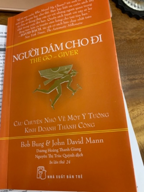 Nếu được chỉ cho một bí quyết kinh doanh là “Hãy cho đi” thì bạn có tin vào bí quyết đó không? Có j đó ngược ngược, không hợp lý ở đây nhỉ? Kinh doanh thì phải làm thế nào để thu về thật nhiều hợp đồng, tiết kiệm chi phí thì mới đúng chứ nhỉ? 
Nhưng thật kỳ lạ, đó chính là bí quyết thành công trong kinh doanh. 
Kỳ diệu vô cùng, cách thức mà cho đi mang lại thành công cho chúng ta một cách ngoài mong đợi. 
Nhưng không phải chúng ta cho đi một cách tính toán. 
Hãy đọc cuốn sách này để thấy sự kỳ diệu của của sự cho đi và hiểu vì sao sự cho đi lại thần kỳ như vậy.