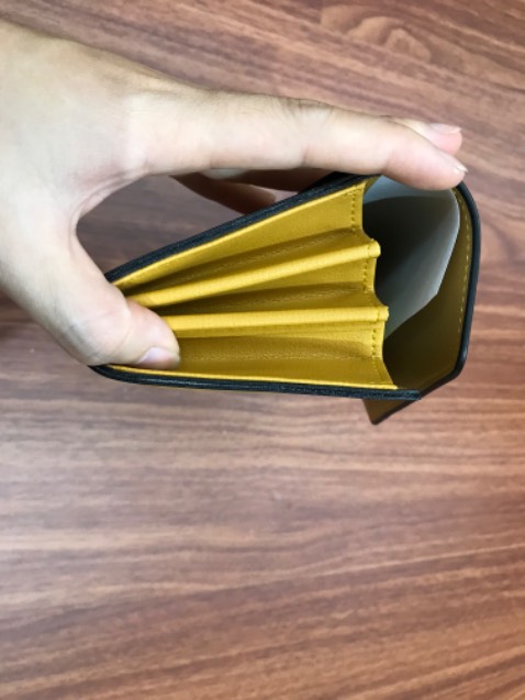 ví màu sắc tươi sáng , tiện lợi khi dùng ạ , da mềm mịm , đựng thẻ giấy tờ raat gọn là ạ ❤️❤️ sẽ luôn ủng hộ shop nhiều hơn ạ