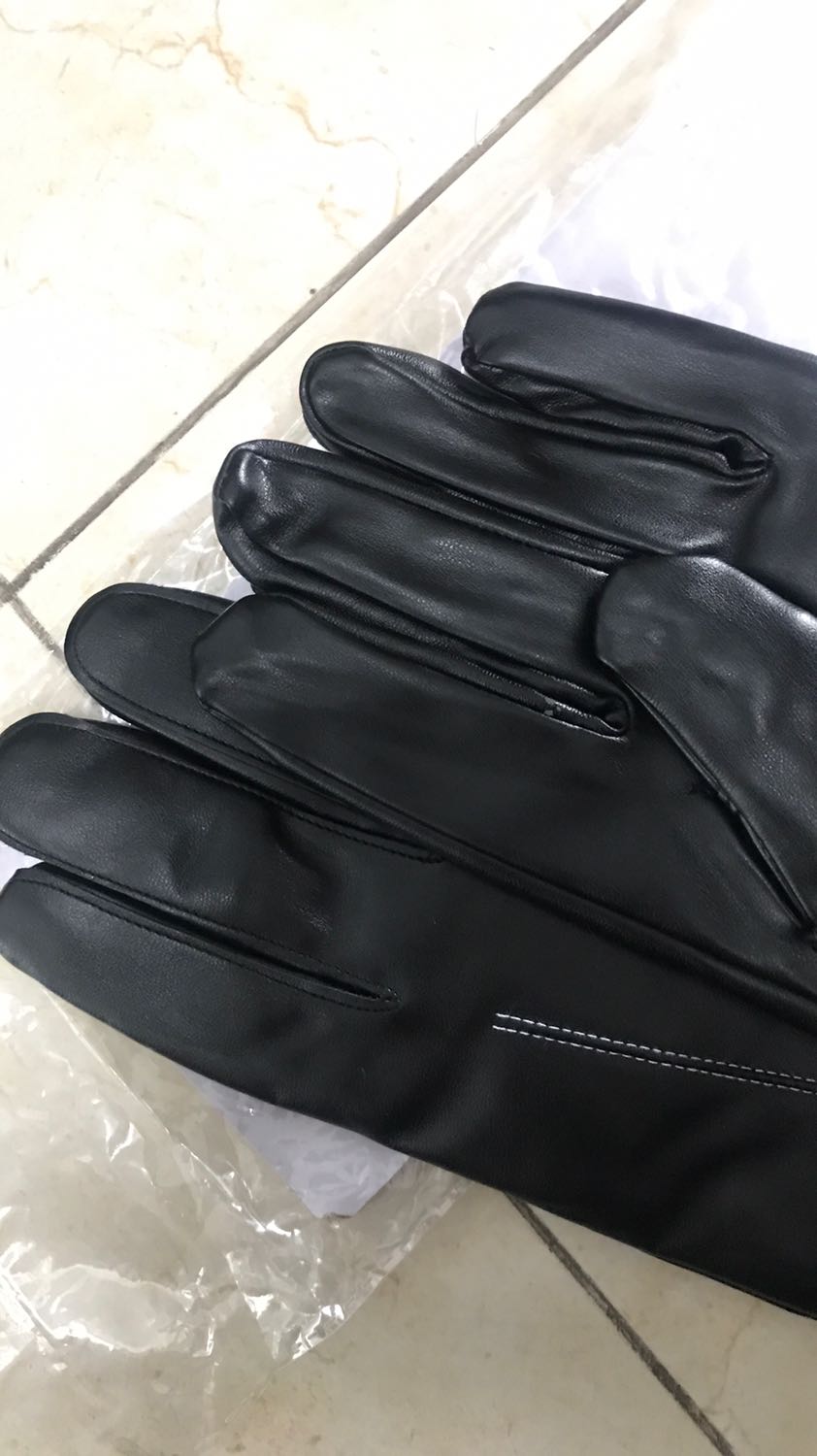 Shop đóng gói cẩn thận giao hàng nhanh mặc dù đang dịch. Khá là vui. Sản phẩm thì khá là tốt. Da chắc chắn, độ co giãn cao. Lớp lót nỉ lông tạo cảm giác bó sát, êm và dễ chịu khi sử dụng. Cảm ứng điện thoại ok, vuốt như không đeo luôn. Rất hài lòng. Sản phẩm đáng mua các bạn ạ.