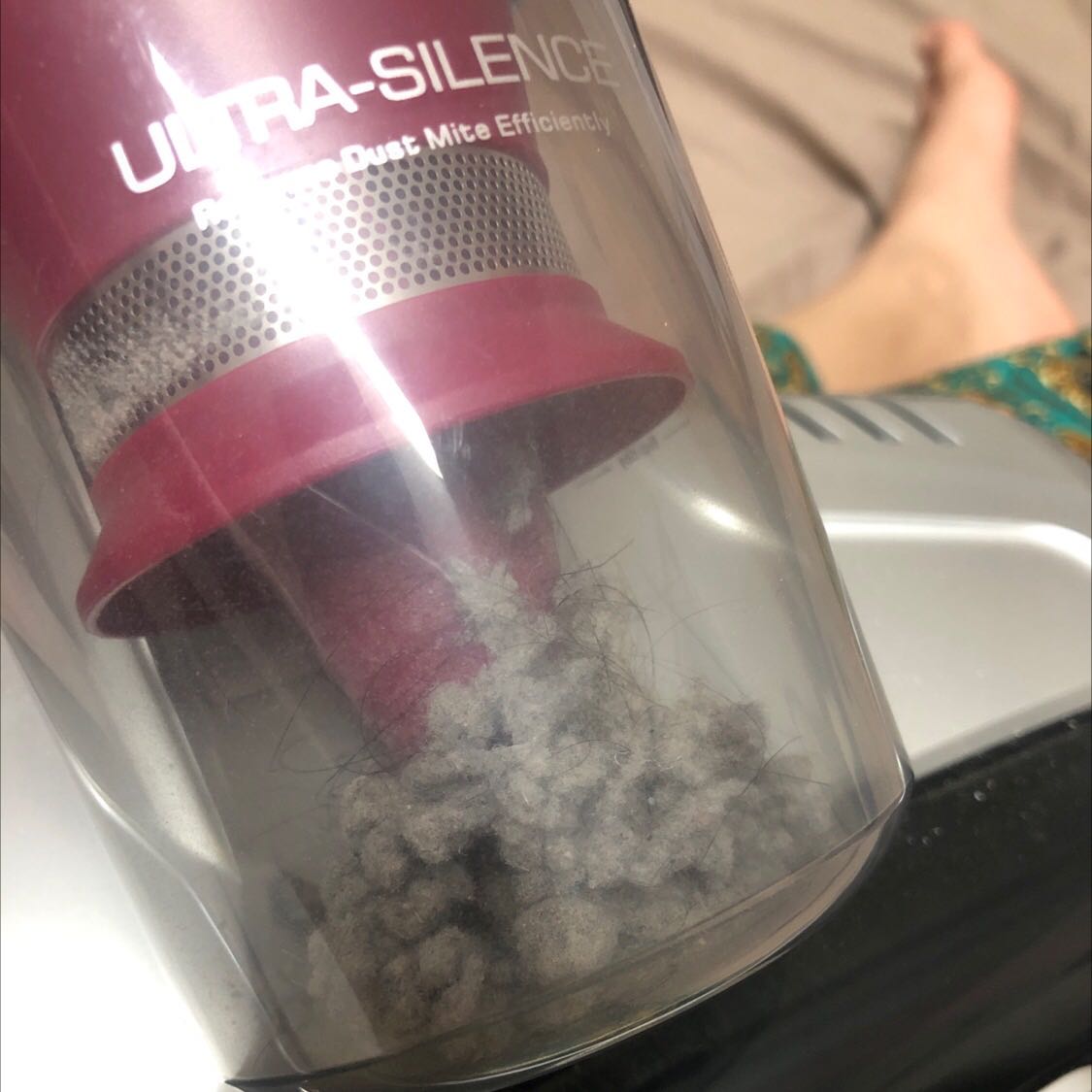 Hồi đầu mới mua cầm chưa quen nên thấy nặng, sau chả thấy nặng tí gì :)) ai băn khoăn nên mua hút bụi giường nệm lọai nào thì lấy ngay con này nhé, hút tóc cực tốt, dễ vệ sinh. Mấy loại hàn quốc với hãng xỉaomi kia cá nhân thấy k hút tóc tốt lắm.