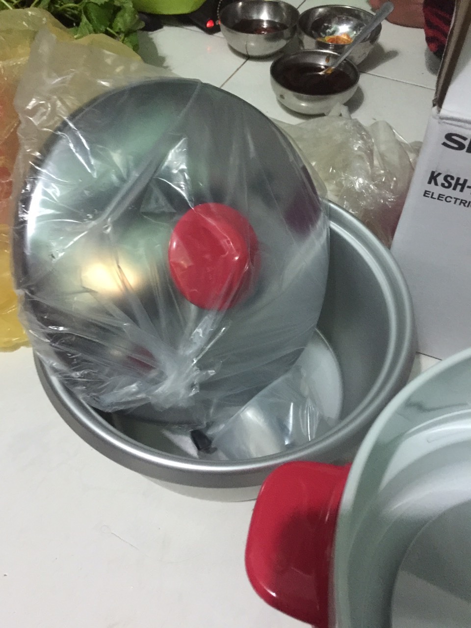 Nồi Cơm Điện Nắp Rời Sharp KSH-D18V (1.8L) - Màu Ngẫu Nhiên - Hàng chính hãng sài tốt , nấu cơm chính đều ngon từng hạt cơm, mẫu mã thiết kế đẹp  trang nhãn , sản phẩm thông dùng tiện cho mọi gia đình từ 5-6 người