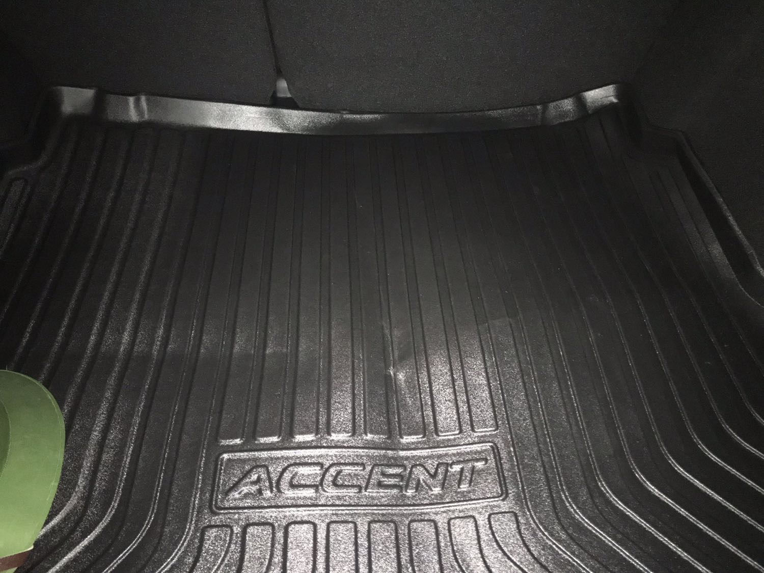 Không hài lòng !
Sản phẩm không như hình ! Nhựa mềm cong vênh( h 1) , không vừa cốp( hình 2) , thành thì mềm nhũn, không dựng được ( h3) nếu hàng có nước sẽ chảy xuống cốp
Thất vọng