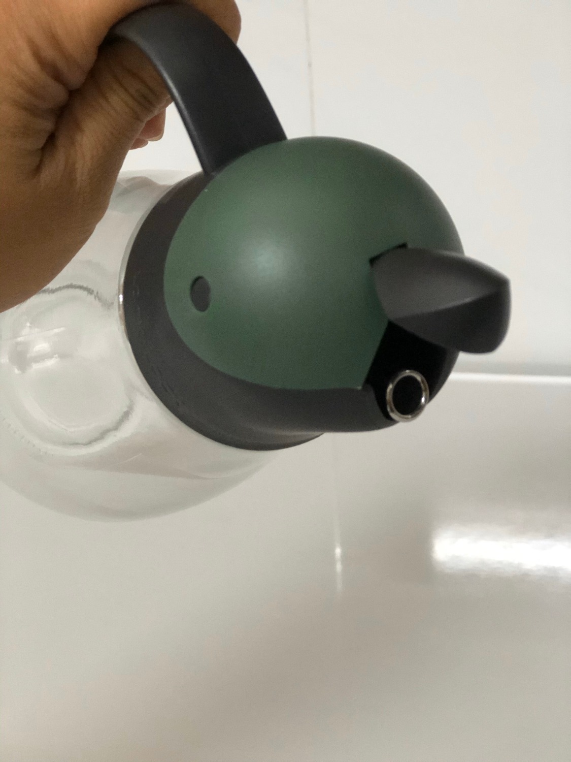 Bình rất đẹp, hình con chim cánh cụt dễ thương, mình có mua 1 bình màu đỏ loại bình thường của Lock Lock rồi, rất là ưng ý, nay mua thêm bình này về đựng nước mắm nữa.
Đóng gói rất kỹ, bọc bóng khí cẩn thận, ko dễ bể ra đc.
Rất hài lòng với sản phẩm và dịch vụ của Tiki.
Từ ngày mua gói Tikinow của Tiki thì có hàng gì cần mua cứ lên Tiki tìm, đặt mua nhận nhanh trong 2 tiếng, ưng lắm luôn ấy.