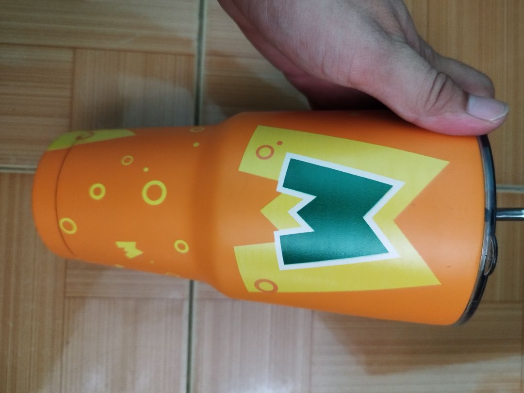 Nước ngọt mùi vị khá hấp dẫn, vận chuyển nhanh. Trong các loại mùi vị của mirinda, có lẽ mùi vị này là hấp dẫn nhất. Thật may khi mình mua hàng đúng dịp đợt 6/6, vừa có mã miễn phí ship, vừa có mã giảm giá khi thanh toán qua grab, còn có 181k, tính ra mình mua còn rẻ hơn mua ở cửa hàng gần đây. Chưa hết, lần này không chỉ giá ngon mà lại còn được tặng cái cốc giữ nhiệt hàng độc quyền thì tội gì mà ko xúc, món này mua riêng cũng phải xấp xỉ 100k, tôi có món này đem về khoe cho mấy anh cùng phòng tức chơi