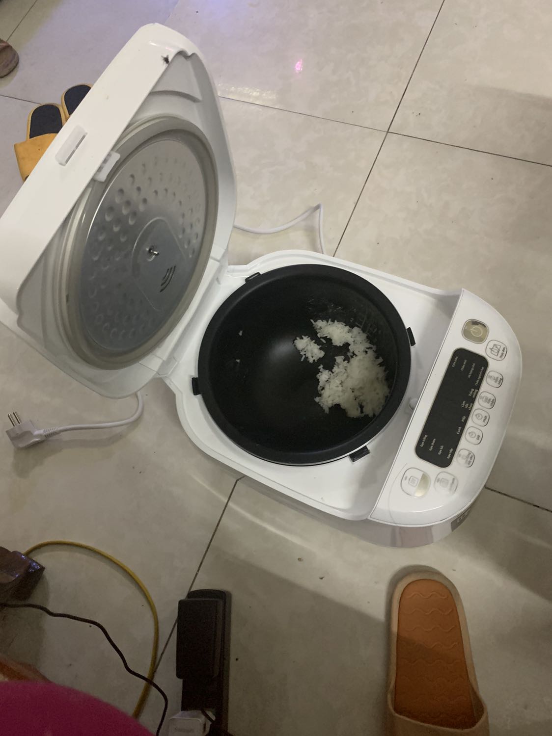 Mình thấy nồi thiết kế không ổn lắm. 1. Không có tay quai cần. Mỗi lần muốn di chuyển nồi là phải ôm, rất bất tiện. Nếu nồi vừa nấy xong xác định đừng sờ. 2. Không có ngăn thoát nước. Mở noòi lấy cơn là nước chảy hết  xuống viền trắng của nồi. Không cẩn tgaanj thì sẽ chảy xuống khe nồi. Mỗi lần nấy mình lại phải lấy khăn chèn, rất bực mình