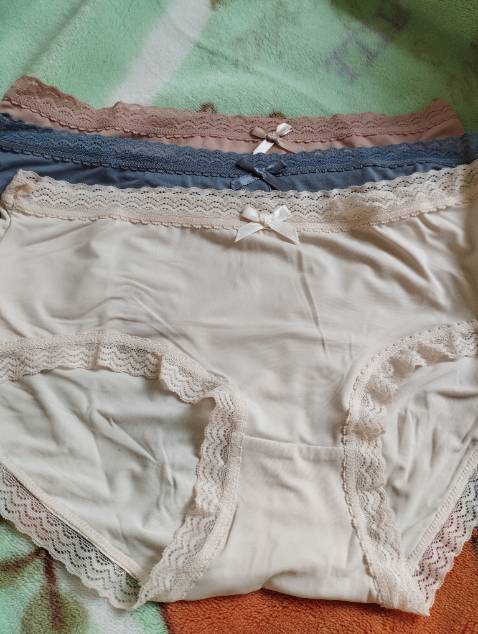 Quần chất su lạnh cực thích luôn, số vào mát mịn, viền ren rất mềm mại. Với giá 99k mà đc 3 cái quần xịn xò thế này là quá rẻ luôn. Cơ bản là rất ưng. Nhìn bạn đầu cách đóng gói set 3 cái trong túi rất lịch sự, đã thấy sự khác biệt so với các loại quần lót khác mình từng mua. Chắc 2 tháng sau lại mua tiếp để thay. Cảm ơn shop vì món hàng chất luợng quá ưng ý lun