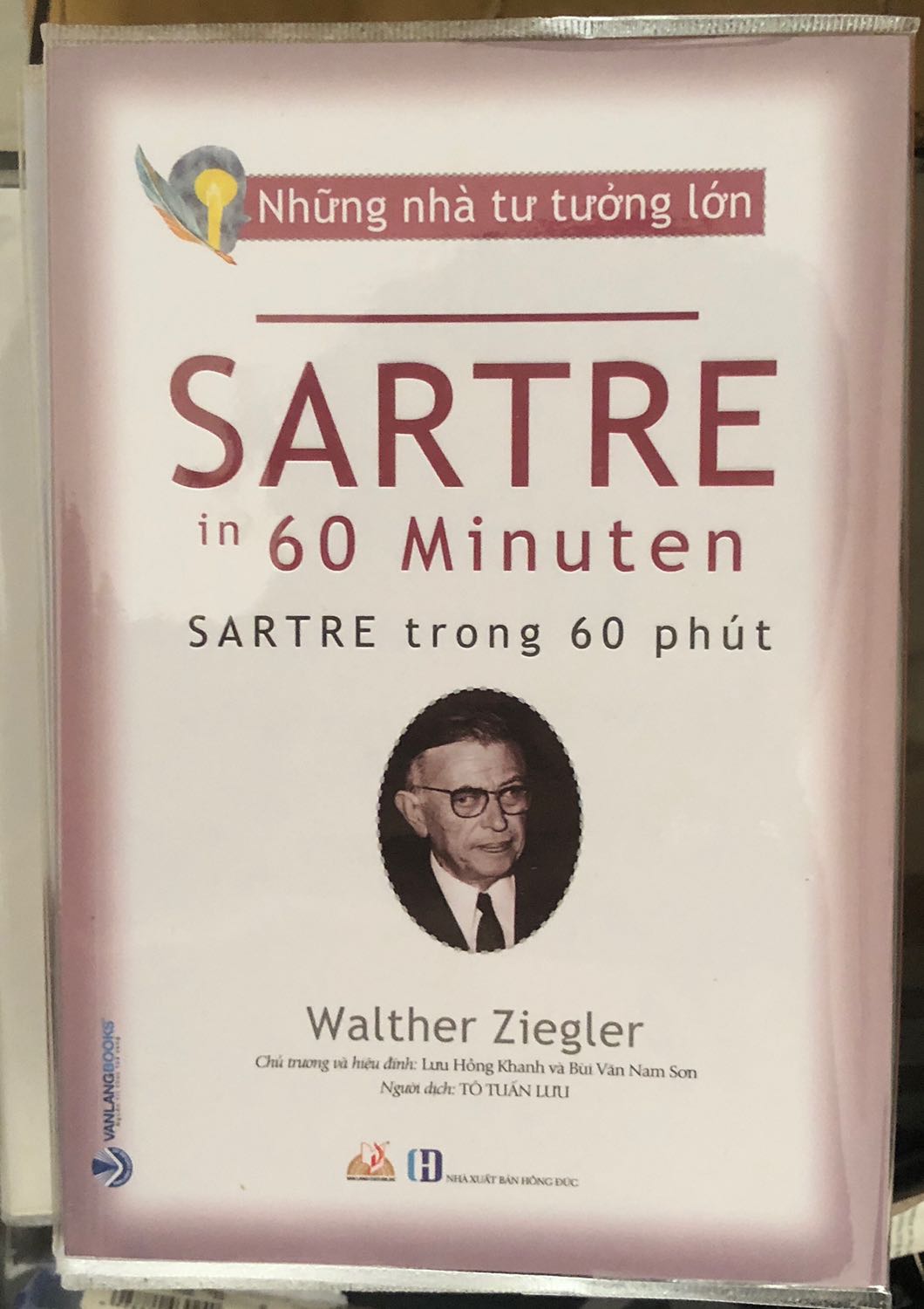Sách đẹp, giấy in đẹp, mịn màng sắc nét. 
Triết gia hiện sinh Jean Paul Sartre giục giã chúng ta: Cần cương quyết trong việc tạo dựng đời mình, bởi vì mọi giây phút đều chứa cơ may để - qua dấn thân - chúng ta cho cuộc sống một ý nghĩa mới và tái tạo chính mình.