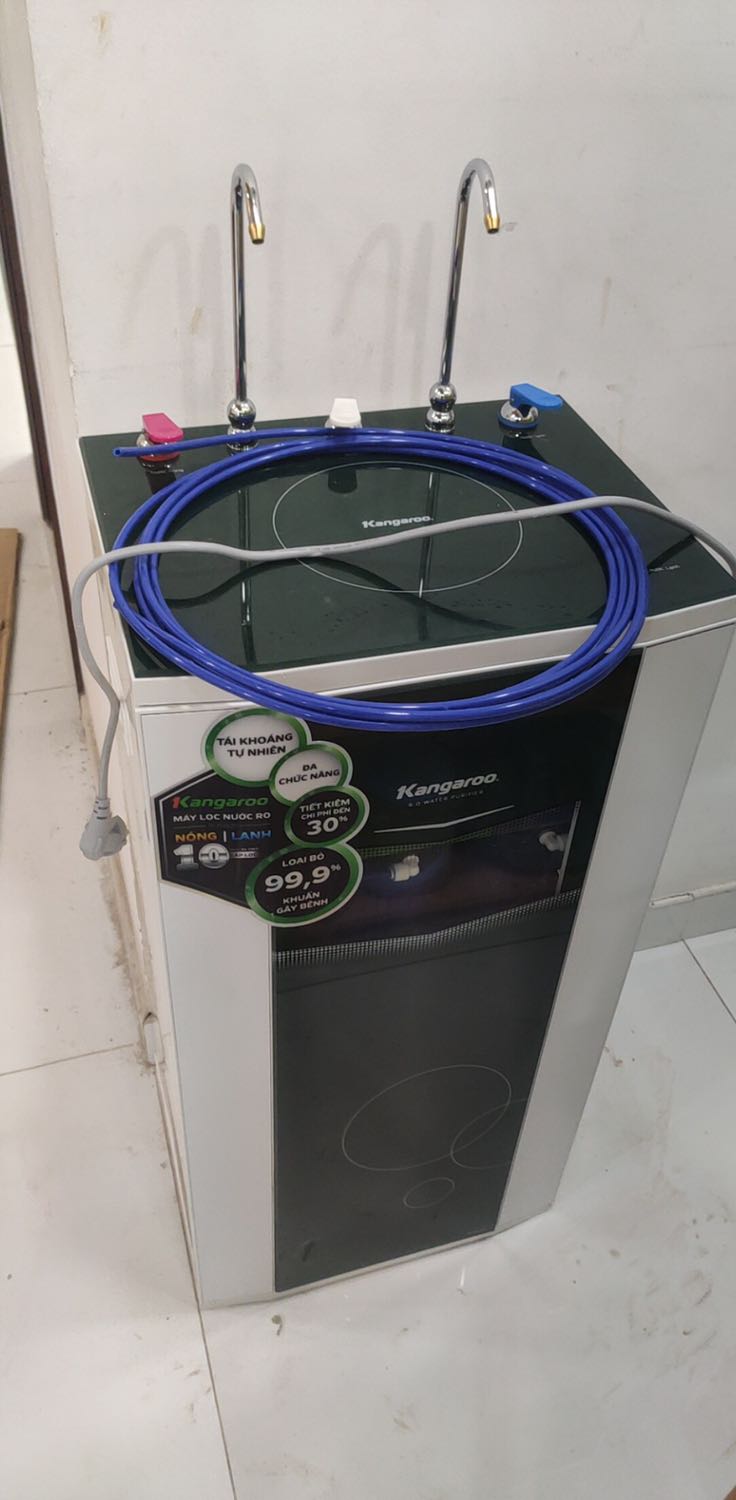 Đặt hàng ban đầu lịch giao ngày 05/10 rồi bào giao trễ 07/10. Ngày 08/10 mở ra thì phát hiện trầy xước trên thân và vỡ 1 lỗ dưới chân phía sau. Tôi nghĩ thôi cũng chấp nhận vẻ ngoài không hoàn hảo đưa vào sử dụng. Thợ lắp xong cắm vào thì hỡi ôi nó bốc khói khét lẹt mùi nhựa.