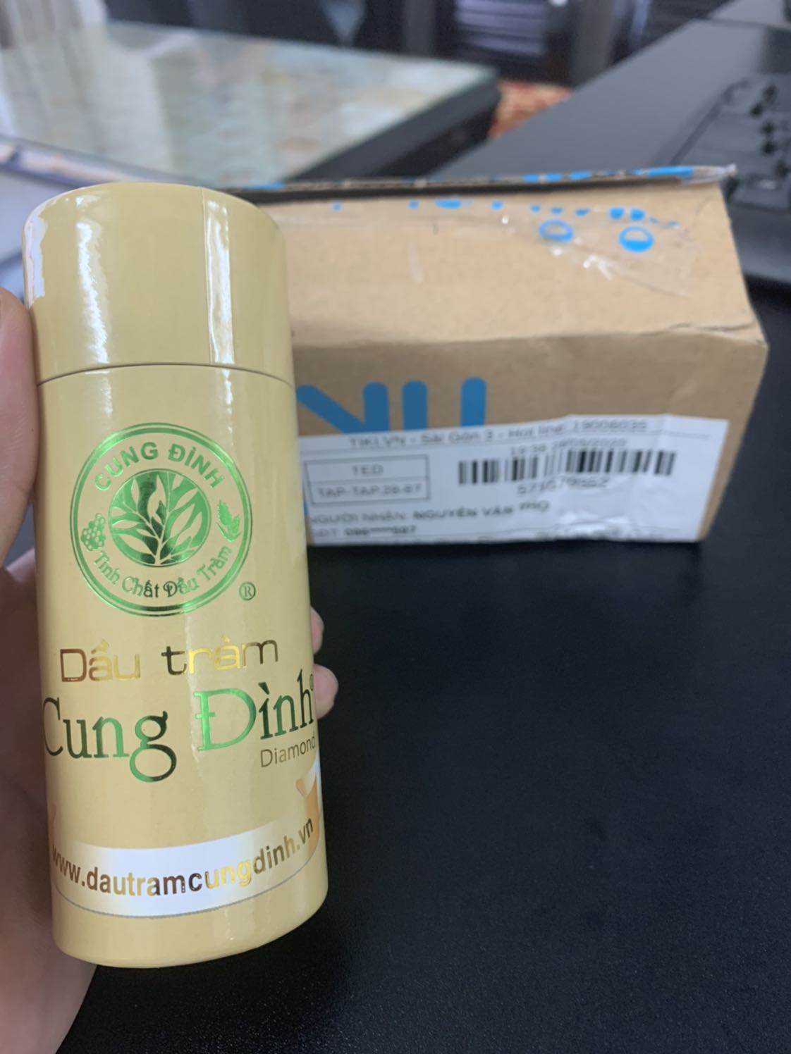 Sản phẩm chất lượng, mùi thơm dịu nhẹ, mẫu mã đep. Trị mụn khá tốt, đúng chất tràm huế, nhà mẹ nào có con nhỏ, mẹ bầu nên dùng loại này, mình dùng 3,4 năm nay. Sản phẩm chất lượng, mùi thơm dịu nhẹ, mẫu mã đep. Trị mụn khá tốt, đúng chất tràm huế, nhà mẹ nào có con nhỏ, mẹ bầu nên dùng loại này, mình dùng 3,4 năm nay.