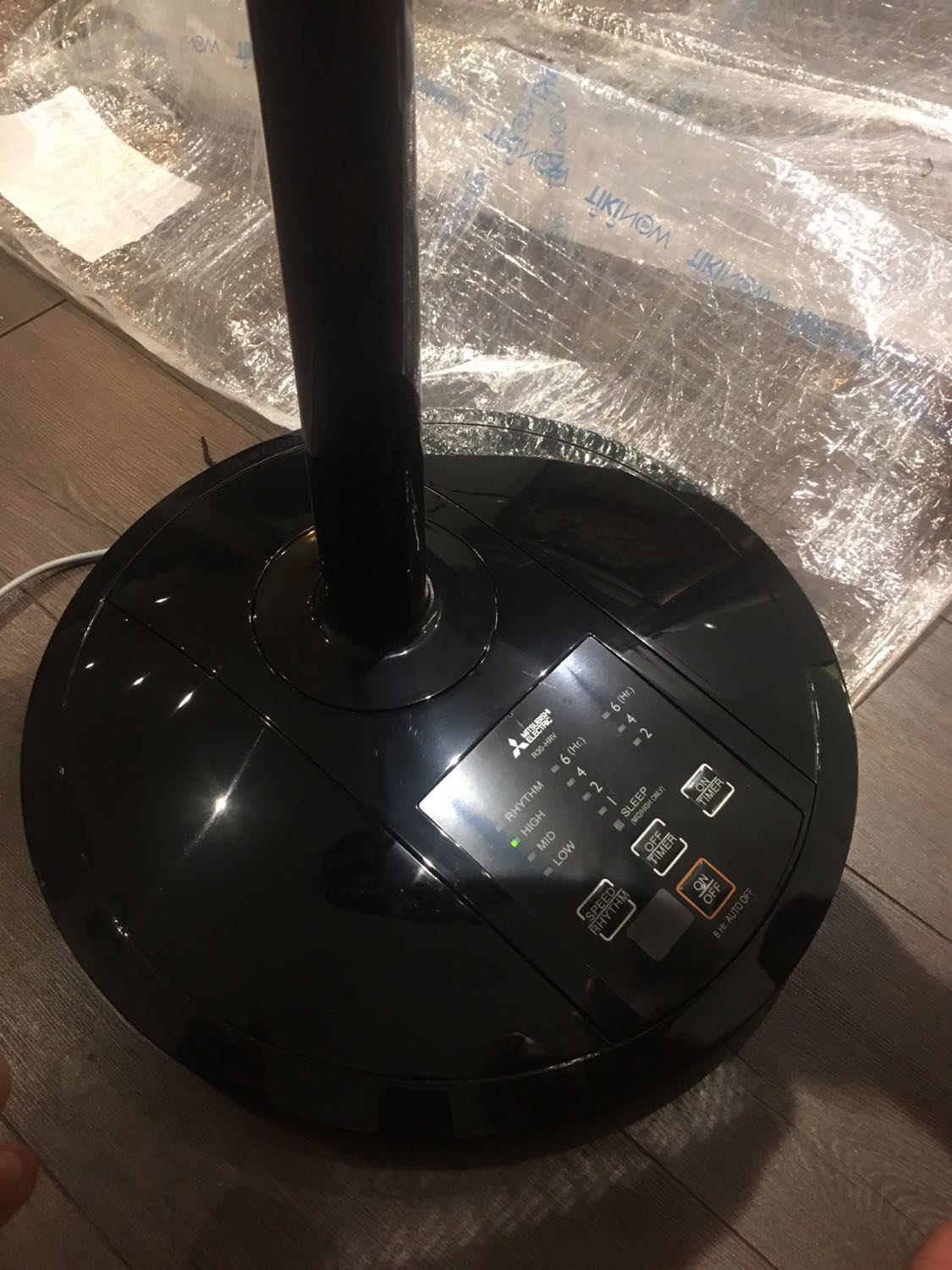 Đóng gói cẩn thận, giao hàng đúng hẹn dù trời có bão số 2. chất lượng quạt rất tốt. Có điều khiển