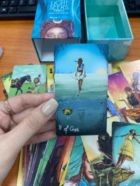 Bộ bài nhỏ xíu thấy cưng 😂, bất ngờ luôn, canh sale 50% chốt liền, màu đẹp, bài trơn mượt, dày, nhỏ gọn nên cũng dễ xào. Sách cũng nhỏ, hướng dẫn 2 khía cạnh của lá bài, hộp bài nhỏ cũng tiện bỏ túi xách, giao hàng nhanh hơn dự kiến