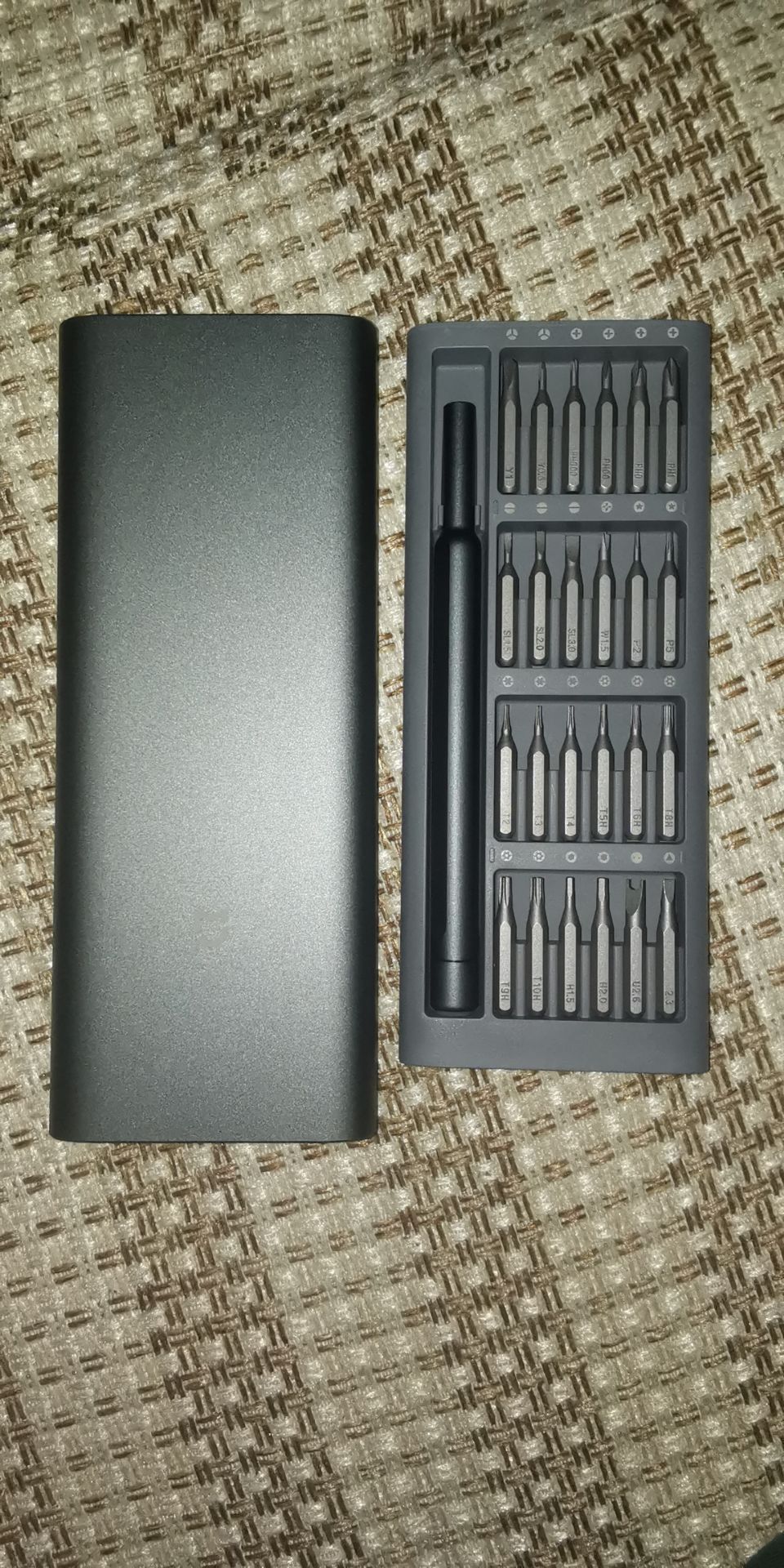 Mình đã nhận hàng. Mặt hàng nhận có tem đầy đủ nguyên siu. mình cảm giác hành thật của Xiaomi ló logo đàng hoàng chứ ko như mấy shop khác....tuy giá có cao chút nhưng hàng caahts lượng...